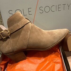 Like NEW honey suede bootlets